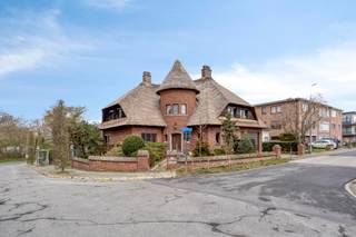 Op een rustige en tegelijk uiterst centrale ligging in Leuven bevindt zich deze uitzonderlijke architecturale villa, een echte eyecatcher dankzij...