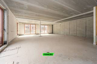 In het recente en kwalitatieve nieuwbouwproject Eilandpark te Sint-Lievens-Houtem bevindt zich deze casco commerciële ruimte met een bruto vloeroppervlakte van ca. 133 m². Dankzij de centrale en vlot bereikbare ligging vormt dit pand een uitstekende opportuniteit voor ondernemers die op zoek zijn naar een professionele en toekomstgerichte werkplek.<br /><br />De ruimte wordt aangeboden in casco toestand, waardoor u de indeling en afwerking volledig kan afstemmen op uw eigen activiteit. Ideaal voor vrije beroepen, kantoren of dienstverlenende activiteiten.<br /><br />Bij aankoop is het verplicht om één ondergrondse en twee bovengrondse parkeerplaatsen te voorzien, wat een duidelijke meerwaarde biedt voor uzelf, uw medewerkers en uw cliënteel.<br /><br />Gelegen in een hedendaags woonproject in volle ontwikkeling, combineert deze ruimte zichtbaarheid, bereikbaarheid en groeipotentieel.<br /><br />