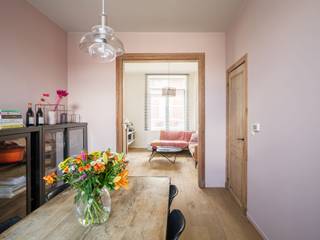 <strong>Karaktervolle woning met 4 slaapkamers en zonnige stadstuin op een boogscheut van het centrum van Gent.</strong><br /><br /><em>Meer informatie? Mail naar info@carloeggermont.be</em><br /><br />Deze charmante burgerwoning bevindt zich nabij het populaire <strong>DOK NOORD</strong>, op wandelafstand van het <strong>Kapitein Zeppospark</strong> en op korte fietsafstand van het historische stadscentrum. Dankzij de voortdurende ontwikkeling van de buurt geniet deze locatie van een sterk stijgende aantrekkingskracht.<br /><br />De woning werd in <strong>2019 grondig en kwalitatief gerenoveerd</strong>, met bijzondere aandacht voor energiezuinigheid, esthetiek en een praktische indeling. Dit resulteert in een gunstige <strong>EPC-score B (147 kWh/m²/jaar)</strong>, mede dankzij onder meer zonnepanelen en geïsoleerde achtergevels.<br /><br />Via de inkomhal met <strong>authentieke</strong> <strong>trap</strong> betreden we de <strong>gezellige</strong> <strong>leefruimte</strong> aan de voorzijde, waar originele elementen zoals de schouw voor extra charme zorgen. Aansluitend bevindt zich een <strong>ruime</strong> <strong>eetplaats</strong> met directe toegang tot de <strong>aangename</strong> en <strong>zonnige</strong> <strong>stadstuin</strong>.<br /><br />Achteraan, in de uitbouw, vinden we een <strong>ruime</strong> <strong>keuken</strong> met aansluitende <strong>berging</strong>/<strong>wasplaats</strong>, een apart <strong>gastentoilet</strong> en toegang tot de <strong>kelder</strong>.<br /><br />Op de <strong>eerste</strong> <strong>verdieping</strong> bevindt zich de ruime <strong>master</strong> <strong>bedroom</strong>, uitgerust met <strong>maatwerkkasten</strong> en een rechtstreekse verbinding naar de <strong>badkamer</strong>. Deze beschikt over een inloopdouche, ligbad, dubbele wastafel en toilet.<br /><br />De tweede verdieping telt nog <strong>twee volwaardige slaapkamers</strong>.<br /><br />Op de <strong>bovenste</strong> <strong>verdieping</strong> bevindt zich een grote open ruimte die momenteel dienstdoet als polyvalente kamer, maar perfect kan worden ingericht als <strong>vierde slaapkamer</strong>, <strong>hobbyruimte</strong> of <strong>thuisbureau</strong>.<br /><br /><strong>Troeven</strong>
<ul>
<li><span>4 slaapkamers </span></li>
<li><span>Zonnige stadstuin </span></li>
<li><span>Kwalitatieve renovatie (2019) </span></li>
<li><span>EPC B – 147 kWh/m²/jaar </span></li>
<li><span>Zonnepanelen aanwezig </span></li>
<li><span>Instapklaar </span></li>
<li><span>…</span></li>
</ul>
<strong>Een ideale woning voor wie zoek is naar een ruime, instapklare en karaktervolle woning met stadstuin nabij het centrum van Gent.</strong><br /><br />