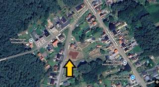 <p>In een <em>groene en rustige omgeving</em> in <strong>Tessenderlo-Ham (Oostham)</strong> vindt u dit <strong>mooie perceel bouwgrond voor open bebouwing</strong>. Het perceel heeft een <strong>breedte van ca. 18 meter</strong> en is <strong>ruim 39 meter diep</strong>, wat veel mogelijkheden biedt voor een aangename vrijstaande woning met tuin.</p>
<p>Met een <strong>perceelsoppervlakte van 7a 23ca</strong> combineert deze bouwgrond een praktische indeling met voldoende ruimte rondom de woning.</p>
<p>Het <strong>hoofdgebouw</strong> kan maximaal <strong>11,98 meter breed</strong> en <strong>12 meter diep</strong> worden uitgevoerd. Daarnaast is er nog een <strong>kleine uitbreiding</strong> voorzien van <strong>3 meter</strong>, ideaal voor bijvoorbeeld een extra leefruimte, bureau of veranda (conform de voorschriften).</p>
<p>De ligging is een echte troef: een <strong>rustig gelegen straat</strong> met een aangenaam, groen karakter, terwijl u toch vlot toegang heeft tot voorzieningen. <strong>Winkels zoals Okay en Carrefour</strong> bevinden zich in de nabije omgeving, wat zorgt voor dagelijks comfort.</p>
<p>Bouwvoorschriften in aanvraag.</p>