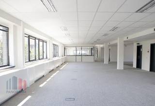 Kantoorruimte van <strong>343 m² </strong>te koop.<br />Uitstekend gelegen op slechts 250 meter van afrit 18 van de Brusselse Ring (R0). Het gebouw geniet van een strategische ligging met een zeer goede bereikbaarheid, zowel met de wagen als met het openbaar vervoer. Het station van Ruisbroek bevindt zich op wandelafstand en in de onmiddellijke omgeving zijn er verschillende bushaltes, wat zorgt voor een vlotte verbinding met Brussel en de omliggende gemeenten.<br /><br />Dit kantoor is kwalitatief afgewerkt en voorzien van airconditioning, kabelgoten, verlaagde plafonds, vergaderzalen, sanitaire voorzieningen, gasverwarming, toegangscontrole en een eetruimte met kitchenette. Het gebouw is eveneens uitgerust met een lift en er is mogelijkheid tot het gebruik van een (gemeenschappelijk) dakterras.<br /><br />Dit gebouw van drie verdiepingen biedt een uitstekende zichtbaarheid en een sterke commerciële uitstraling, waardoor uw bedrijf direct opvalt. De ruimtes zijn flexibel indeelbaar en opsplitsbaar, zodat ze eenvoudig kunnen worden afgestemd op de specifieke noden van uw onderneming.<br /><br />Op de site is er bovendien ruime parkeergelegenheid voorzien met 4 laadpunten voor elektrische voertuigen. Dankzij de combinatie van een strategische ligging, goede zichtbaarheid en flexibele kantooroppervlaktes vormt dit gebouw een ideale locatie voor bedrijven die een vlot bereikbare en representatieve kantooromgeving zoeken.<br /><br />Het pand is zowel <strong>te huur als te koop</strong>, waardoor het geschikt is voor verschillende bedrijfsoplossingen.<br /><br />Voor meer informatie of een bezoek ter plaatse kan u contact opnemen met <strong>PANORAMA B2B via 0477 09 00 09.</strong>