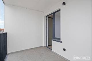 Op de tweede verdieping van een verzorgd gebouw, vlak bij het centrum van Wevelgem, vind je dit volledig gerenoveerde en instapklare appartement...