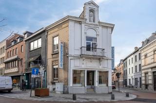 Uitstekend gelegen woon- en handelshuis met indrukwekkende gevel en tal van mogelijkheden, gelegen in de bekende Leuvensestraat te Tienen. EPC-label...