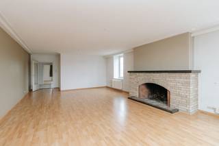 <p>Bezoek mogelijk na aanmaak huurdersprofiel via: https://onid.mijnhuurprofiel.be/property/69b2ccfd-a686-4b6b-b8a8-fbb9c3c1c8c2</p><p>Dit stijlvolle appartement onderscheidt zich door zijn royale ruimtes, drie volwaardige slaapkamers en een prachtige natuurlijke lichtinval dankzij de hoekligging. De slaapkamers zijn voorzien van ingemaakte kasten. De ruime badkamer is uitgerust met een ligbad en een dubbele spoelbak.</p><p>De residentie is uitstekend onderhouden en biedt een aangename woonomgeving. Bovendien zijn een staanplaats, een garagebox en een aparte berging inbegrepen in de huurprijs. De huurprijs is <strong>exclusief </strong>een kostenprovisie van 300 euro per maand voor de nutsvoorzieningen en onderhoud gemeenschappelijke delen.</p>