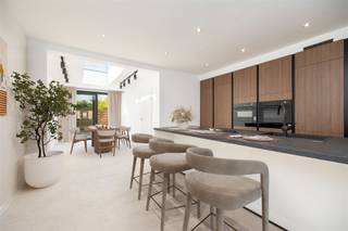 <p><span>Deze net vernieuwde woning ligt in een stille, met groen verfraaide eenrichtingsstraat (zone 30), met aan het uiteinde het publieke Borgersteinpark. De zeer gunstige EPC-score van 64 kWh/m²/jaar (label A), werd bereikt door het plaatsen van dikke lagen isolatie, vloerverwarming, een condensatieketel, 6 zonnepanelen en nieuwe PVC-ramen. Alle muren zijn al wit geschilderd. Qua luxe en comfort, spotten wij een metalen deur met glas (living), geprofileerde opdekdeuren, led-plafondspots, vestiairekast, elektrische rolluiken. De grote living met open keuken en eetplaats, zijn volledig opengewerkt. De maatkeuken met houten fronten en eiland (zitplaatsen), omvat volgende apparaten: grote freezer, grote koelkast, combi-oven, microgolf en vaatwasser. De kookplaat met geïntegreerde afzuiging, kost circa €4.000. Via het schuifraam kijkt u uit op een omheinde tuin (gras) met terras (buitenkraan) en geniet u van privacy en het zicht op de palmbomen van de buren. De berging/wasplaats is middels een partitie afgescheiden van de toiletruimte met lavabomeubel en hangtoilet. In de badkamer is plaats voor een dubbel lavabomeubel met houten fronten, spiegel met geïntegreerde verlichting, kolomkast (binnenin zwart), sierradiator en inloopdouche met glazen wand. De 2 grote kamers op de 1e verdieping worden aangevuld met een derde kamer (2 veluxramen), die de gehele 2</span><span><sup>e</sup></span><span> verdieping onder het nieuwe dak inneemt en onderaan de trap wordt afgesloten met een glazen schuifdeur.</span></p><p><span> </span></p>