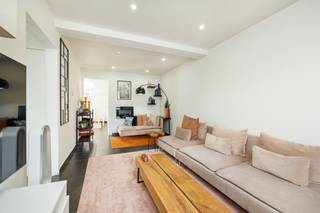 <p><span>Instapklare gezinswoning met twee slaapkamers en tuin in Willebroek</span></p><p><span> </span></p><p><span>Deze woning is gelegen in een rustige woonwijk te Willebroek in de Jozef Wautersstraat. Het vormt de ideale thuisbasis voor wie op zoek is naar comfort, ruimte en een aangename woonomgeving. Dankzij de gunstige ligging bevinden scholen, winkels en openbaar vervoer zich op wandel- en fietsafstand. De uitstekende verbinding met de A12 Antwerpen/Brussel en het station van Willebroek op wandelafstand maakt woon-werkverkeer uitzonderlijk gemakkelijk.</span></p><p><span> </span></p><p><span>Bij het betreden van de woning komt u terecht in de centrale inkomhal, die toegang biedt tot verschillende leefruimtes. De volledig geïnstalleerde keuken biedt veel ruimte en comfort alsook een extra eetplaats indien gewenst. Aansluitend bevinden zich de lichtrijke woon- en eetkamer, waar grote raampartijen zorgen voor een aangename natuurlijke lichtinval en een gezellige sfeer. Vooraan in de woning werd een tweede, volwaardige woonkamer voorzien die u volledig zelf kan invullen. Verder bevindt er zich op het gelijkvloers de badkamer, uitgerust met ligbad en douche. Op de eerste verdieping bevinden zich twee ruime slaapkamers en een praktische nachthal, die tal van mogelijkheden biedt naar opbergruimte. </span></p><p><span> </span></p><p><span>Een absolute troef van deze woning is de, voor deze buurt, zeer grote tuin met een achteruitgang op het Brandweerplein. Hier kan u in alle rust genieten van het buitenleven en hoeft u met fietsen en afval niet door het huis om het tuinhuis te gebruiken. Kortom is dit een goed voorziene, instapklare gezinswoning in een rustige omgeving.</span></p><p><span> </span></p><p><span>Indeling:</span></p><p><span>Gelijkvloers</span></p><p><span>-Inkomhal</span></p><p><span>-Woonkamer</span></p><p><span>-Eetkamer</span></p><p><span>-Keuken</span></p><p><span>-Badkamer</span></p><p><span> </span></p><p><span>Eerste verdieping</span></p><p><span>-Nachthal</span></p><p><span>-Twee ruime slaapkamers</span></p><p><span> </span></p><p><span>Ben jij geïnteresseerd in deze woning in Willebroek, ben je op zoek naar ander vastgoed of wens je de waarde van jouw eigendom te kennen? Dan ben je bij BOLT immo aan het juiste adres! Wij helpen jou graag verder.</span><span> </span></p>