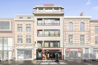 Graag stellen wij u dit ruime handelspand voor gelegen in de alom bekende Diestsestraat. Het pand heeft een oppervlakte van 140m2, tevens beschikt het pand over een kelder van 50m2. Het pand wordt momenteel gehuurd door een goed draaiende kledingwinkel voor 4573 euro per maand (54 876 euro/jaar). Kortom, de ideale investering. Heeft u vragen of wenst u graag een bezoek? Aarzel niet om ons te contacteren via info@homies.be of via 016 22 82 22. HOMIÉS, an Eye for Immo!
