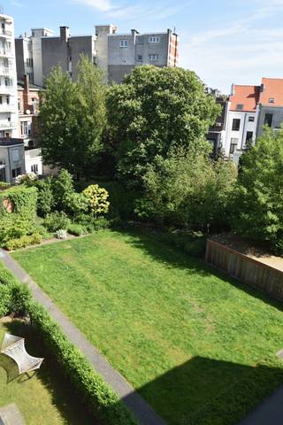 <p>Apartment located in Residentie Beethoven with beautiful south terrace and parking.</p>
<p>Layout: Entrance hall with guest toilet. Bright and sunny living room with natural tiles. Access to a south-facing terrace. Installed kitchen followed by a storage room with connections for washing machine and tumble dryer.<br />2 bedrooms and a bathroom with a bath/showercombination and a double sink.</p>
<p>Cellar storage (No. 3) included.</p>
<p>Parking space (No. 35) at 125 € / month</p>
<p>Large bicycle storage and communal garden.</p>
