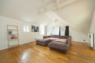 Op een toplocatie in Turnhout, vlakbij het bruisend stadscentrum en toch rustig gelegen, vindt u dit ruime en verzorgde appartement. Dankzij de centrale ligging geniet u van een uitstekende bereikbaarheid en bevinden winkels, openbaar vervoer en andere voorzieningen zich op korte afstand.<br /><br />Met een bewoonbare oppervlakte van net geen 150m² biedt dit appartement bijzonder veel ruimte en comfort. Het appartement bevindt zich op de tweede verdieping van een goed onderhouden gebouw en verwelkomt u via een inkomhal. De ruime leefruimte creëert een aangename en warme plek waar gezelligheid en functionaliteit samenkomen. De keuken is uitgerust met alle comfort en beschikt over moderne, kwalitatieve toestellen. Dankzij de praktische indeling en ingebouwde kasten is het een aangename plek om te koken en te genieten van gezellige momenten aan tafel. Verder zijn er twee slaapkamers, waarvan één ruime slaapkamer en één kleinere kamer, ideaal als kinderkamer of bureau. De badkamer is praktisch ingericht met douche, wc en lavabo. Via de leefruimte heeft u toegang tot het knusse terras, waar u in alle rust kunt genieten van een ontspannend moment.<br /><br />Met een gunstige EPC biedt dit appartement een energiezuinige woonoplossing.<br /><br />Troeven:<br />• Instapklaar en uitstekend onderhouden<br />• Ruime bewoonbare oppervlakte <br />• Centrale ligging in Turnhout<br />• Ingebouwde kasten <br />• Volledig uitgeruste keuken met alle comfort