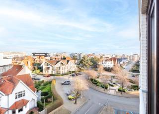 Gerenoveerd appartement met een slaapkamer te koop op de vierde verdieping van de residentie Porto Rico. Het pand geniet van een centrale, doch rustige ligging te Koksijde. Vanuit de leefruimte geniet u van een open zicht en zelfs een streepje zicht op zee!<br /><br />Het appartement werd als volgt ingedeeld: inkomhal | afzonderlijke, uitgeruste keuken | knusse leefruimte | nachthal | afzonderlijk toilet | bergkast | slaapkamer met aanpalende badkamer voorzien van douche en lavabo in meubel. <br /><br />Op zoek naar een instapklaar appartement in Centrum Koksijde? Contacteer ons snel voor een afspraak ter plaatse. 