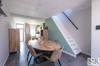 <p><strong>Deze gerenoveerde woning is dankzij zijn centrale locatie een ideale uitvalsbasis in Mechelen! </strong><br />De woning is gelegen in een levendige buurt op wandelafstand van het centrum van Mechelen met een ruim aanbod aan lokale voedingswinkels, zoals bakkers, slagerijen en groente- en fruitzaken. Met de wagen bereik je snel de R6, stadsring en autosnelwegen waardoor de locatie van deze woning uitstekend is.</p>
<p><strong>Indeling:</strong><br />In een rustige zij-straat van de Liersesteenweg die onlangs mooi werd heraangelegd vinden we deze instapklare woning met veel potentieel. Op het gelijkvloers is één open woonruimte gecreërd met vooraan de ruime en volledig geïnstalleerde keuken, voorzien van veel kastruimte, grote koelkast met diepvriezer, ingebouwde vaatwasmachine, oven, vijfpits gasvuur en dampkap. In de keuken vinden we ook de toegang tot de kelder.</p>
<p>Verder bestaat dit verdiep nog uit een gezellige eetkamer, (technische) berging en leefruimte met zicht op het stadstuintje. Op de eerste verdieping vinden we de zeer ruime slaapkamer en de badkamer, uitgerust met een praktische inloopdouche voorzien van charmante patroontegels, lavabomeubel, toilet en de aansluitingen voor wasmachine. De zolder is volledig voorbereid om om te bouwen tot 2 (slaap)kamers, of indien gewenst 1 heel ruime (slaap)kamer. Het dak is geïsoleerd en klaar om af te werken met bv. wandpanelen, alsook werden de voorzieningen voor het plaatsen van 2 verwarmingstoestellen gelegd tot op de zolder, één per voorziene (slaap)kamer.</p>
<p><strong>Kortom: </strong></p>
<p>Deze toffe woning in Mechelen is ideaal voor mensen die graag vlakbij alles wonen maar geen zin hebben in het uitvoeren van een totaalrenovatie. Indien er meerdere slaapkamers nodig zijn kan je eenvoudig met een aantal afwerkingen van dit gezellige stekje op een toplocatie snel jouw droomhuis met twee of zelfs drie slaapkamers maken! Dankzij de dakisolatie en het gunstig EPC-attest zijn de verbruiskosten relatief laag in deze woning.<br /><br />Aarzel niet en vraag nu eenvoudig je bezoek aan via info@immosir.be of via een reactie op het zoekertje. We kijken ernaar uit om je rond te leiden!</p>