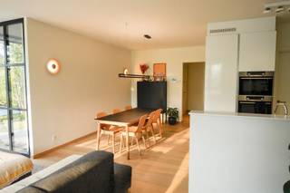 <p><span>PORTES OUVERTES Jeudi 22/10 Cet appartement de 2 chambres est à visiter sans engagement le jeudi 22 octobre entre 17h30 et 18h30. Vous êtes les bienvenus ! Situé dans le quartier branché de Vaartkom, à quelques pas du centre historique de Louvain et à proximité de toutes les principales voies d'accès, nous sommes ravis de vous proposer à la location cet appartement spacieux, économe en énergie et aux finitions de qualité. Situé dans un immeuble récent de la Sluisstraat, cet appartement dispose d’une superficie totale de pas moins de 113 m², dont 100 m² de surface habitable et 13 m² de terrasse. L'appartement comprend un espace de vie spacieux et lumineux avec une cuisine ouverte, un débarras pratique, un hall d'entrée, deux chambres séparées et entièrement équipées, une salle de bains et des toilettes séparées. De plus, cet agréable appartement de deux chambres dispose d’une grande terrasse de 13 m², accessible depuis le salon, où il fait bon se détendre. Grâce à son excellente classe énergétique A, vous bénéficiez en outre d’un appartement particulièrement économe en énergie, offrant un confort de vie optimal et de faibles dépenses énergétiques. Son emplacement exceptionnel au bord du Vaartkom animé, avec de nombreux établissements de restauration conviviaux, des magasins et d’autres commodités à proximité immédiate, constitue une véritable valeur ajoutée. La provision pour les charges communes s’élève à €150 par mois. Un local à vélos commun est prévu et il est possible de louer une place de parking couverte au tarif de €100 par mois. Disponible à partir du 1er janvier 2026. Une occasion à ne pas manquer !</span></p>
