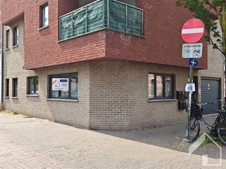 <p>MORTSEL grens met Berchem: gelijkvloers appartement met 1 slaapkamer - ideaal voor alleenstaande of koppel<br />INDELING: inkom - woonkamer met open keuken (volledig ingericht) - slaapkamer - badkamer - apart toilet - wasplaats - ruime individuele berging voor fietsen met garagepoort (steeds eigen parkeerplaats voor de poort)<br />VOORDELEN: instapklaar - centrale ligging - vlakbij openbaar vervoer - individuele verwarming - lage algemene kosten (€50).<br />Bezichtiging uitsluitend op afspraak.<br /> </p>