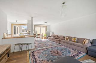 Deze gelijkvloerse woning, welke in 2020 werd opgefrist, bestaande uit: inkomhal met toilet, woonkamer - salon met open keuken en toegang naar de tuin/terras. Nachthal, 3 slaapkamers en badkamer.<br /><br />Tuin met terras en tuinhuis. <br /><br />Garage.<br /><br />Troeven?<br /><br />+ Rustige ligging;<br />+ Dak geïsoleerd;<br />+ Vernieuwde beglazing in HR+ glas (2026);<br />+ Vernieuwde HR+ verwarmingsketel (2025);<br />+ Vernieuwde keuken (2025);<br />+ Garage.<br /><br />EPC 295 kWh/m²<br /><br />Benieuwd naar deze of een andere eigendom? Bezoek dan onze website op www.coventa.be