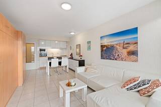 Verzorgde gemeubelde studio op de 2de verdieping met mooi open zicht over de Jachthaven van Blankenberge. Woonkamer met veel lichtinval, voorzien...