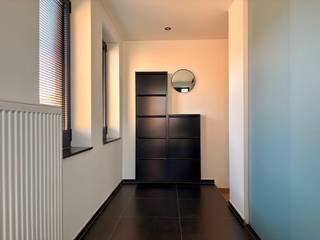 Deze moderne parel in een rustige buurt in Willebroek komt te koop!
Op zoek naar een instapklaar appartement waar comfort, ruimte en een moderne afwerking centraal staan? Dan is dit prachtige appartement op Mispelweg 6 bus 101 in Willebroek precies wat je zoekt.
Dit appartement van 88 m² heeft de afgelopen jaren een recente, moderne upgrade gekregen en werd met veel zorg vernieuwd. Dankzij de kwalitatieve renovaties hoef je enkel nog je meubels te plaatsen.
Binnenkomen doen we in de ruime inkomhal, voorzien van praktische ingebouwde kasten die meteen zorgen voor veel opbergruimte. De hal geeft toegang tot alle ruimtes van het appartement.
De lichtrijke leefruimte van 32 m² vormt het hart van de woning en sluit naadloos aan op de volledig vernieuwde keuken met een decton werkblad (2023). Dankzij de grote raampartijen geniet je de hele dag van een aangename lichtinval.
Verder beschikt het appartement over twee slaapkamers:
* Master bedroom van 11 m²
* Tweede slaapkamer van 7 m², uitgerust met ingebouwde kasten
De stijlvolle badkamer (8,5 m²) werd eveneens volledig vernieuwd in 2023 en biedt alle hedendaagse comfort. Daarnaast is er een praktische berging van 4 m².
De absolute troef van dit appartement is zonder twijfel het zuidgericht terras van maar liefst 50 m². Een uitzonderlijke buitenruimte waar je in alle rust kan genieten van de zon, gezellige etentjes met vrienden of een ontspannen avond na het werk.
Ook op technisch vlak zit je helemaal goed. Zo werd in 2024 een nieuwe energiezuinige condensatieketel geplaatst, wat resulteert in een gunstig EPC-label van net geen B. Daarnaast werd een nieuw vliegenraam (terras) geplaatst en werd ook een groot deel van de vloer vernieuwd.
Ideaal als starterswoning of investering. Volledig instapklaar: enkel je meubels nog plaatsen! 🔑
📅 Bezichtigingen op 30/09 en
01/10�👉 Inschrijven via: https://calendly.com/mispelweg6101/30min
Lukt geen van deze momenten? Contacteer ons via Mispelweg6101@outlook.com of 0456339764