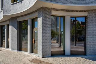 De handelsruimten van The London Residence liggen in de Cadixwijk, het kloppend hart van het Eilandje met een groen stadsplein en heraangelegde wegen. Een leefbare en <br />dynamische buurt die uitstekende troeven biedt om uw activiteiten verder uit te bouwen.<br /><br />The London Residence voorziet in een aantal fraaie, volledig naar smaak in te richten handelsruimtes die casco worden opgeleverd. De gunstige ligging zorgt voor zichtbaarheid en <br />garandeert een grote passage. De architectuur en afwerking van het gebouw geven het geheel extra uitstraling en karakter. Binnenin vormen de hoge plafonds en de mooie <br />glaspartijen de absolute blikvangers. De ruimtes zijn uitermate geschikt voor bv. speciaalzaken of boetieks, evenals voor kantoren of art galleries. Met een toplocatie en <br />de perfecte omkadering heeft dit prachtige pand alles in huis om uw onderneming te laten uitgroeien tot een bloeiende zaak.<br /><br />Verkoop onder het stelsel van registratierechten voor wat betreft het grondaandeel, BTW voor wat betreft de constructie.<br />Contacteer geheel vrijblijvend ons kantoor voor meer informatie of een bezoek ter plaatse en ontdek zo de verschillende mogelijkheden. <br /><br />Stedenbouwkundige inlichtingen: vg, gvv, wg, gvkr, gmo<br />P-score: A<br />G-score: A<br />EPB Startverklaring beschikbaar.