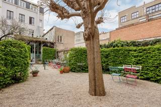 Located on the bustling Kasteelpleinstraat, between the Theaterbuurt and the Zuid districts, in the heart of Antwerp, this neoclassical...