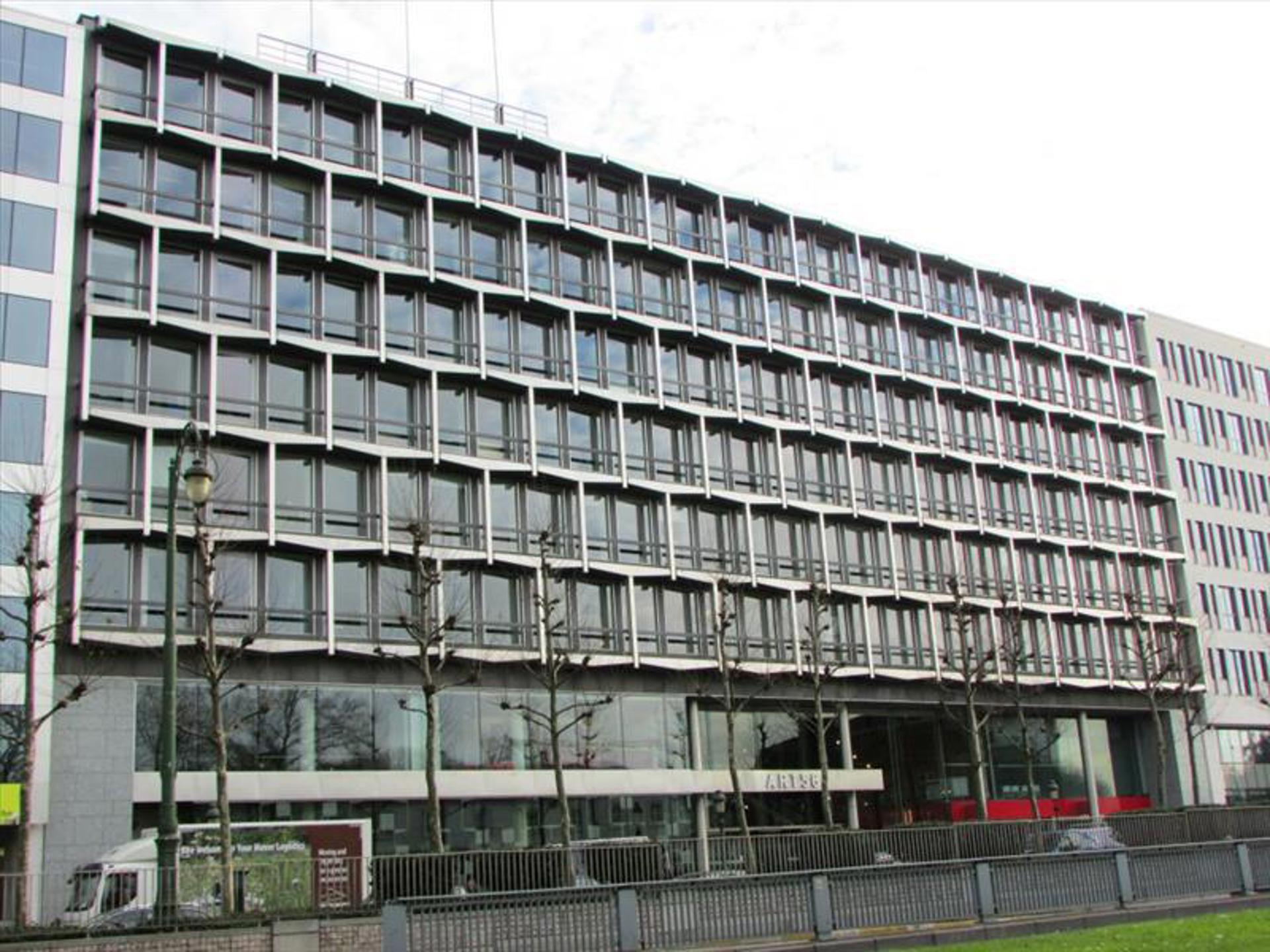 Lichtrijk kantoorgebouw in het centrum van Brussel - foto 1