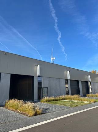 Strategisch gelegen nieuwbouw KMO-unit van 210 m² te huur op de voormalige site van "Genk Hout" op de industriezone Genk-Noord en vlakbij op- en...