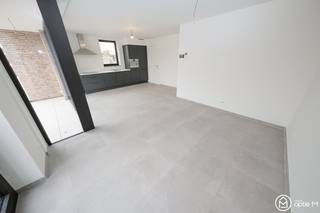 Centraal, rustig en energiezuinig wonen met alle comfort!<br /><br />Dat kan in dit nieuwbouwappartement met groot terras en 1 slaapkamer. Mooi gelegen in de woonbuurt Kleine Hemmenweg en vlakbij het centrum van Zonhoven. Deze locatie is een nieuwe verkeersarme woonbuurt met appartementen en woningen en is omringd door groen dat in aanleg is.<br />Energiezuinig met eigen zonnepanelen!<br /><br />Het appartement is gelegen op de eerste verdieping. Lift in het gebouw.<br />Je komt binnen in de ruime inkomhal met apart toilet. Er is voldoende plaats in de hal voor het plaatsen van een vestiairekast en extra schoenenkast. In de leefruimte valt de lichtinval onmiddellijk op door de grote raampartijen en het schuifraam naar het ruime terras.<br />De maatkeuken is voorzien van alle comfort en de toestellen zijn van Whirlpool. Langs de keuken is de berging met ruimte voor wasmachine en droogkast. Er is 1 slaapkamer voorzien met groot raam, laminaatvloer en TV-aansluiting. In de badkamer is er een inloopdouche met vaste regenkop en handsproeier, badmeubel met lavabo, mengkraan en spiegel met verlichting.<br /><br />Gemeenschappelijke afgesloten fietsenstalling.<br /><br />Voor het afval zijn er ondergrondse containers op het terrein.<br /><br />Kortom, dit appartement heeft alle comfort om te voldoen aan de hedendaagse energie- en woonnormen.<br /><br />Benieuwd? Contacteer ons voor meer info en een bezoek ter plaatse!<br />Optie M vastgoed I verhuur@optie-m.be I 011/23 11 01<br /><br />