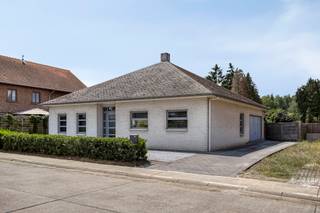 In het groene en rustige Nieuwrode, een deelgemeente van Holsbeek, vinden we deze ruime gelijkvloerse woning op een perceel van 7 are. Met...