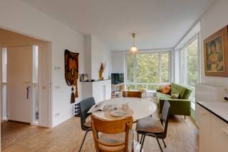 <p><strong>Wonen in een gebouw ontworpen door Renaat Braem, met het Te Boelaerpark als decor? Dat is niet bepaald dagelijkse kost - maar toch stellen we je er vandaag trots aan voor. In de gegeerde buurt rond de Gitschotellei in Borgerhout vind je dit bijzonder charmante appartement op een derde verdieping, met open zicht op het groen en een overvloed aan natuurlijk daglicht. Het gebouw maakt deel uit van de Nationale Werf, een naoorlogs woonproject waaraan Braem samen met Geo Brosens en Florent Laforce zijn architecturale stempel drukte. Een droomplek voor architectuurliefhebbers, maar evengoed voor wie graag compact en slim woont op een locatie waar je alles binnen handbereik hebt. Kom binnen…</strong></p><p><strong>Een inkom die meer kan dan verwelkomen</strong></p><p>De hal is hier meteen meer dan een doorgang. Een van de ingemaakte kasten verbergt namelijk een ingebouwd bureautje. Een slimme oplossing die optimaal gebruikmaakt van de beschikbare ruimte, zonder dat je er een aparte kamer voor nodig hebt. Ideaal voor wie af en toe thuiswerkt of gewoon graag een eigen plekje heeft om rustig iets af te handelen.</p><p><strong>De woonkamer met het park als decor</strong></p><p>Dankzij de hoekligging op de derde verdieping valt het daglicht hier rijkelijk naar binnen. En dan is er natuurlijk dat open zicht op het Te Boelaerpark. De woonkamer voelt ruim aan en krijgt extra karakter door de knappe vloer en het gebruik van ruwe, natuurlijke materialen. Een plek waar je met plezier neerploft, terwijl het groen buiten voor een bijzonder aangenaam uitzicht zorgt.</p><p><strong>Een open keuken waar alles samenkomt</strong></p><p>De open keuken sluit mooi aan op de leefruimte en de eethoek. Ze is volledig uitgerust met een oven, kookplaat, ingebouwde afzuigkap, koelkast, diepvries en afwasmachine. Alles wat je nodig hebt om uitgebreid te koken of snel iets op tafel te zetten, is dus binnen handbereik. En doordat keuken, eethoek en woonkamer samen één geheel vormen, blijf je ook tijdens het koken beschikbaar voor je gezelschap.</p><p><strong>Een badkamer met een zachte toets</strong></p><p>De moderne badkamer combineert een ruime inloopdouche met een leuk beige tegeltje en aansluiting voor een wasmachine. Een fijne plek voor wie 's ochtends graag vlot op gang komt, maar 's avonds evengoed de tijd wil nemen om even te ontspannen.</p><p><strong>Twee slaapkamers, allebei hun eigen plek</strong></p><p>Het appartement heeft twee slaapkamers met een praktische indeling. Of je nu een extra kamer zoekt voor een kind, gasten of een andere invulling: je krijgt hier de flexibiliteit om de ruimtes aan je eigen leven aan te passen.</p><p><strong>Handig om weten</strong></p><p>Er is een apart toilet, handig voor het dagelijkse comfort. Daarnaast kun je gebruikmaken van een afgesloten keldertje, altijd fijn om spullen op te bergen die je niet elke dag nodig hebt.</p><p>Verliefd? Antwerpen@ugly.be</p>