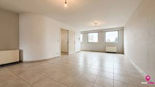 <p>Bij ImmoFusion 7/7 “open huis” : klik op onze 3D-TOUR. <br />Ervaar vastgoed alsof je er zelf doorloopt!<br /><br />Stap binnen in dit charmante en instapklare duplex appartement, ideaal gelegen in het centrum van Zolder, op wandelafstand van het gemeentehuis en de kerk. Met een bewoonbare oppervlakte van 111m², drie slaapkamers en een aangenaam dakterras, biedt dit appartement een comfortabele en praktische woonoplossing.<br /><br />Bij binnenkomst in de inkomhal wordt u meteen verwelkomd door een verzorgde uitstraling. Aan de rechterzijde bevindt zich de trap die leidt naar de bovenste verdieping, waar zich een extra kamer bevindt met directe toegang tot het gezellige dakterras. Wanneer u verder doorloopt, komt u terecht in de ruime en lichtrijke living. Dankzij de grote raampartijen geniet deze ruimte van een aangename natuurlijke lichtinval.<br /><br />Het appartement beschikt over drie slaapkamers met voldoende lichtinval en een aangename sfeer. De badkamer is compact maar functioneel ingericht met een ligbad en douchefunctie. Het toilet bevindt zich in een aparte ruimte naast de badkamer.<br /><br />Er is een autostaanplaats alsook een bijhorende berging aanwezig bij het pand.<br /><br />Pluspunten:<br />- Instapklaar duplex appartement <br />- 3 slaapkamers met veel lichtinval <br />- Gezellig dakterras <br />- Centrale ligging nabij gemeentehuis en kerk <br />- Ondergrondse én bovengrondse garage <br />- Aluminium ramen met hoogrendementsbeglazing <br />- Elektrische verwarming <br />- Geen renovatieplicht<br /><br />Voor een bezichtiging ter plaatse of meer info, bel ons op 078/78.78.70, of kom gewoon binnen op ons kantoor, steeds welkom!</p>