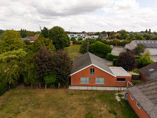<p>Vrijstaande gelijkvloers woning met landelijk uitzicht op gegeerde locatie in Torhout<br /><br />375.000 richtprijs <br /><br />Op een mooie en groene locatie aan de Revinzestraat 70 in Torhout bevindt zich deze ruime open bebouwing. Dankzij de ligging in de gegeerde Don Bosco-omgeving geniet u hier van rust, open vergezichten en veel privacy (geen inkijk van andere woningen), terwijl dagelijkse voorzieningen zich op wandel bevinden.<br /><br />De woning heeft een bebouwde oppervlakte van 186m2 en beschikt over een lichtrijke leefruimte van ca. 37 m² , een ruime keuken van ca. 18 m², een badkamer met ligbad en drie volwaardige slaapkamers van ca. 16 m², 15 m² en 13 m².<br /><br />Daarnaast is er een ruime garage van ca. 24 m² met sectionale poort, een grote parkeerzone en een zolder die mogelijkheden biedt als extra woon-, werk- of hobbyruimte. Dankzij de vele raampartijen geniet de woning van veel natuurlijke lichtinval.<br /><br />Ook de ligging vormt een belangrijke troef. Binnen een straal van ca. 300 meter bevinden zich onder meer de school, kinderopvang, dokters, een apotheek, bakker, beenhouwer, supermarkt en restaurant. Het station, ziekenhuis, middelbaar onderwijs, zwembad, horeca en verschillende sport- en cultuurvoorzieningen bevinden zich op ongeveer 1 km. Ook belangrijke invalswegen en de autosnelweg zijn vlot bereikbaar. Ook drie bossen en 2 kasteelparken dichtbij <br /><br />Aangrenzende weiden kan bovendien afzonderlijk worden aangekocht.<br /><br />Troeven<br /><br />• Gegeerde Don Bosco-omgeving, rustig en gunstige ligging<br />• Ca. 186 m² bebouwde oppervlakte<br />• 3 ruime slaapkamers<br />• Lichtrijke leefruimte van ca. 37 m²<br />• Ruime keuken van ca. 18 m²<br />• Garage van ca. 24 m² met sectionale poort<br />• Ruime parkeerzone<br />• Zongerichte ligging met veel privacy<br />• Zolder via luik van 160m2 <br />• Alu ramen met dubbel glas en rolluiken <br />• Station en ziekenhuis op ca. 1 km<br />• Vlotte verbinding met belangrijke invalswegen en autosnelweg<br />• Tal van voorzieningen binnen ca. 300 meter<br />• Gescheiden riolering reeds uitgevoerd op privaat terrein tot aan de straat<br /><br />Een interessant eigendom voor wie rust, ruimte en privacy wil combineren met een bijzonder centrale en praktische ligging.<br /><br />Voor meer informatie of een bezichtiging kunt u contact opnemen met Simon via 0498 123 708 of simon@vicusvastgoed.be.</p>