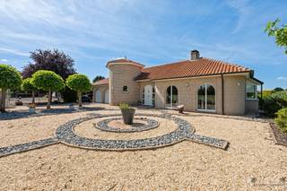 <p><span>Bent u op zoek naar een stijlvolle, gelijkvloerse woning waar rust, privacy en wooncomfort centraal staan? Dan zal deze charmante Spaanse villa u ongetwijfeld weten te bekoren. Gelegen in een bijzonder rustige, landelijke omgeving, tussen uitgestrekte velden, geniet u hier elke dag van een prachtig uitzicht en een oase van rust.</span></p><p><span>Bij het betreden van de woning wordt u verwelkomd in een ruime, lichtrijke woonkamer. Dankzij de grote raampartijen geniet u van een prachtig zicht op de tuin, waardoor binnen en buiten naadloos in elkaar overlopen. De recent vernieuwde keuken is modern ingericht en biedt alle comfort voor wie graag kookt. Aansluitend vinden we een praktische wasruimte en mogelijkheid tot extra opbergruimte. </span></p><p><span>De woning beschikt over drie ruime slaapkamers, ideaal voor een gezin of voor wie graag extra ruimte heeft voor een bureau of hobbykamer. De badkamer is volledig uitgerust met zowel een ligbad als een douche en een toilet. Daarnaast is er een afzonderlijk gastentoilet aanwezig.</span></p><p><span>Extra bergruimte vindt u op de ruime opbergzolder, die bereikbaar is via een zolderluik.</span></p><p><span>Ook buiten ontbreekt het aan niets. Het volledig omheinde perceel met toegangspoort garandeert maximale privacy. Hier geniet u van een prachtig zwembad, een gezellig terras met overkapping en een praktisch gemetst tuinhuis waarin alle technische voorzieningen voor het zwembad zijn ondergebracht.</span></p><p><span>Verder beschikt de woning over een dubbele garage en een ruime carport, waardoor parkeergelegenheid ruim voldoende aanwezig is.</span></p><p><span>Troeven van deze woning:</span></p><ul><li><span>Zeer rustige ligging tussen de velden </span></li><li><span>Recent vernieuwde keuken</span></li><li><span>Zwembad met technisch tuinhuis</span></li><li><span>Dubbele garage en carport</span></li><li><span>Volledig omheind perceel met toegangspoort</span></li><li><span>Ruime opbergzolder</span></li><li><span>Gunstig EPC</span></li><li><span>Rolluiken</span></li></ul>