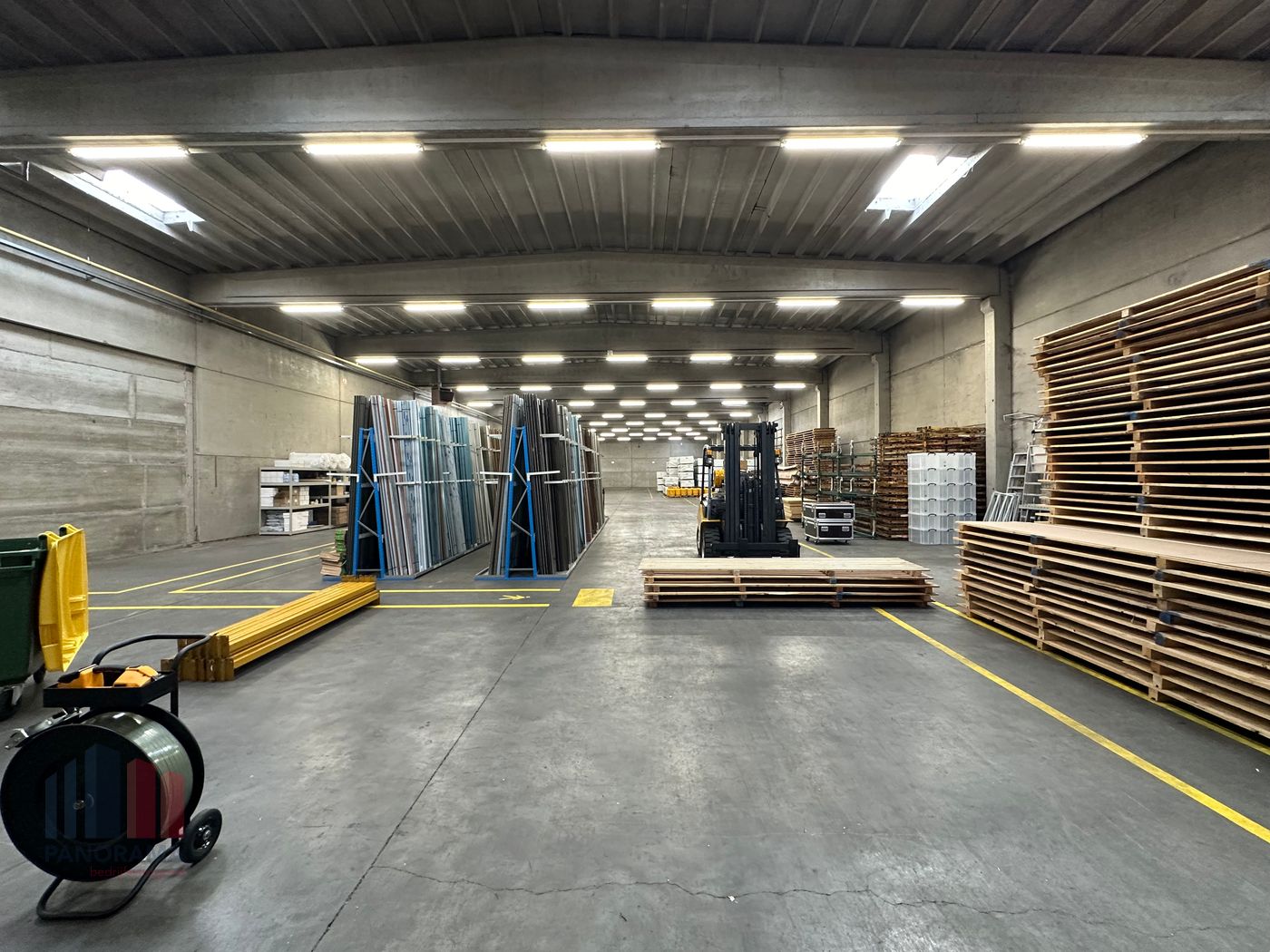 Logistiek magazijn van 1.400 m² met 120 m² kantoor te huur - foto 5