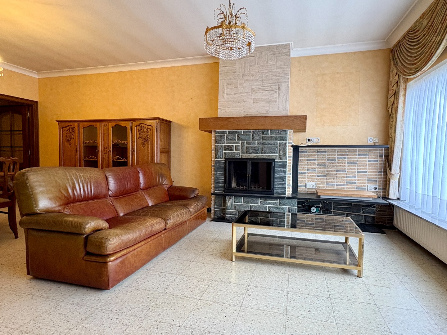 Gelijkvloerse woning op 408m² met 3slks, garage en tuin. - foto 2