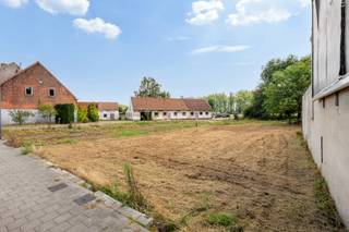 <p>Vlakbij het dorp van Sint-Kruis-Winkel vindt u deze bouwgrond van 560 m2, in een straat waar men slechts 30 km/u mag rijden. Daardoor is er nauwelijks verkeerslawaai en wordt een veilige omgeving gecreëerd voor fietsers, voetgangers en spelende kinderen. De ligging kenmerkt zich door rust en een uitstekende zuid gerichte oriëntatie. De bouwgrond is gelegen in een kleinschalige verkaveling van 2 loten, omringd door bestaande lintbebouwing, de omgeving errond behoudt zo zijn authentiek karakter.</p>
<p>Vanop deze locatie bent u in een vingerknip op belangrijke toegangswegen, de snelweg en de expressweg. Verder bent u op een steenworp van het Provinciaal Domein Puyenbroek</p>
<p>Het perceel beschikt over een ruime achtertuin met een prachtig zicht op velden en natuur.</p>
<p>Neem gerust een kijkje, of neem contact op voor meer gedetailleerde toelichting.</p>
<p>Tel 09 274 15 53</p>
<p>Mail floris@cornelis-goeman.be</p>