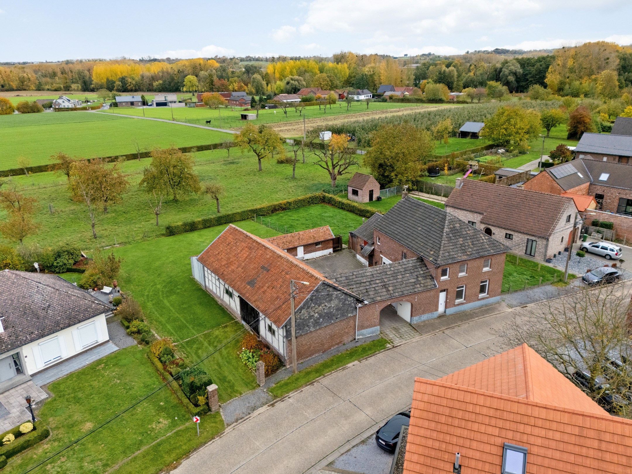 Karaktervolle vierkantshoeve met gerenoveerde schuur op 1243m2 - foto 2