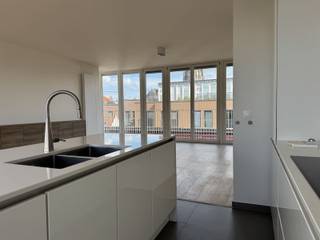 Welkom in deze penthouse gelegen in het hart van Mechelen en deel uitmakende van site Huygebaert! Het appartement beschikt over een stijlvolle open leefruimte met een uitgeruste keuken die voorzien is van hoogwaardige inbouwapparatuur, waaronder een elegante marmeren keukenachterwand en een geïntegreerde wijnkoeler. De moderne keukenopstelling biedt veel comfort en functionaliteit voor diegenen die graag koken.De ruimte wordt verlicht door grote raampartijen die veel natuurlijk licht naar binnen laten en een uitstekend uitzicht bieden over de daken en het historische centrum van Mechelen. Dit geeft het appartement een zeer aangename en luchtige sfeer. Het appartement beschikt verder over 3 slaapkamers met inbouwkasten, dressing, een badkamer en een douchekamer. Verder is er een inkomhal met bureel en aansluitend wasplaats. De vloeren zijn afgewerkt met parket, wat zorgt voor een gezellige warme sfeer. Een absolute highlight is het ruime terras op het dak met uitzicht over Mechelen. Dit is een perfecte plek om te ontspannen en te genieten van het buitenleven in het hartje van de stad.Dit appartement is ideaal voor wie op zoek is naar modern wooncomfort in een authentieke en levendige stadskern.Verder beschikt het appartement nog over een ondergrondse parking en kelderberging.