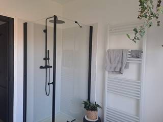 Volledig gerenoveerde woning gelegen in doodlopende straat. <br />Je betreedt de woning via de ruime inkomhal, deze geeft je toegang tot de lichtrijke ruime leefruimte en het privé gedeelte . De woonkamer wordt omringd door grote glaspartijen waardoor je gans het uitzicht geniet van de tuin en veel lichtinval ervaart.<br />De woonkamer geeft toegang tot de volledig geïnstalleerde keuken met kookeiland (2020). Aan de keuken werd een bureauruimte voorzien.<br />In de gang bevinden zich 3 ruime slaapkamers. Een volledig vernieuwde badkamer met dubbele lavabo, ligbad, douche (2023), een apart toilet (2025), een ingebouwde bergkast en een waskamer met valtrap - die toegang geeft tot de ruime zolder (2026).<br />De zolder is verspreid over gans de woon oppervlakte en biedt hiermee grote opbergruimte of andere mogelijkheden. De zolder en het dak werden in mei 2026 volledig vernieuwd en geïsoleerd. Het ventilatie systeem D werd ook op deze verdieping geïnstalleerd (2023)<br /><br />De grote (1240m²) Zuid gerichte tuin is volledig rondom de woning gelegen. De tuin is volledig omheind waardoor je geliefde viervoeter of kinderen vrij kunnen rondlopen! <br />De tuin beschikt over 2 Zuid gerichte terrassen waarvan 1 volledig overdekt. De tuin beschikt over veel speel en ontspanningsmogelijkheden, in de voortuin vind je een ingebouwde trampoline. De lange oprit biedt ruimte om minstens een 5 tal wagens te parkeren.<br />De dubbele garage is voorzien van 2 sectionaalpoorten, op dit dak liggen de recent geplaatste zonnepanelen (2023) <br />Er is een kruipkelder aanwezig over gans de woonoppervlakte. <br />BELANGRIJK! De woning is gelegen aan de spoorweg, vooraf even bij jezelf inchecken of je dit ziet zitten voor je een bezoek vraagt! <br /><br />Troeven:<br />-Laagbouwwoning<br />-Volledig gerenoveerd<br />-Dubbele garage<br />-Grote tuin<br />-Rustige buurt = een plek waar kinderen nog op de straat spelen<br /><br />Contactgevens: <br />Stephanie <br />0497/78.98.28<br /><br />Heel welkom! <br /><br />