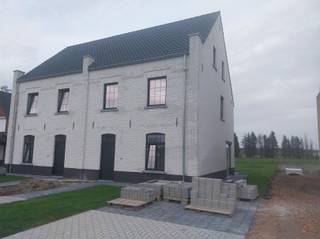 <p><span>Prachtige nieuwbouwwoning van 190 m² op zuid-oost gerichte grond (500 m²)</span></p><p><span>Ontdek deze stijlvolle, energiezuinige woning in lichte gevelsteen met zwarte pannen en strakke zwarte PVC-ramen – een moderne uitstraling in een rustige, groene omgeving.</span></p><p><span>De woning is goed gelegen, ideaal voor wie op zoek is naar rust, ruimte en comfort in een halfopen bebouwing.</span></p><p><span>Indeling</span></p><ul><li><span>Gelijkvloers (70 m²):</span></li><li><span>Inkomhal met apart toilet</span></li><li><span>Ruime, lichtrijke leefruimte van 43 m²</span></li><li><span>Luxe open keuken met kwalitatieve afwerking</span></li><li><span>Aparte berging/wasplaats</span></li><li><span>Verdieping (70 m²):</span></li></ul><p><span>Nachthal</span></p><ul><li><span>Drie ruime slaapkamers</span></li><li><span>Luxe badkamer met ligbad, inloopdouche, dubbel lavabomeubel en apart toilet</span></li></ul><p><span>Zolderverdieping:</span></p><ul><li><span>Overloop, technische ruimte</span></li><li><span>Mogelijkheid tot één grote of twee extra slaapkamers → in totaal vijf slaapkamers, ideaal voor een groot gezin!</span></li></ul><p><span>Comfort & Afwerking</span></p><p><span>Verwarming via warmtepomp, ook voorzien op de slaapkamers</span></p><p><span>Volledig afgewerkte woning – instapklaar bij oplevering</span></p><p><span>De tuin wordt ingezaaid, en de oprit en een terras van 15m² worden eveneens aangelegd.</span></p><p><span>U kan ook in onze modelwoning te Mol een bezoek brengen. Bel 0475 245013.</span></p><p><span> </span></p><p><span> </span></p>