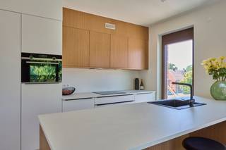 <p><br />Agnetenpark is een échte nieuwe buurt met verschillende woningtypes voor iedereen en voor elke (gezins)situatie. Maar in Agnetenpark leef je niet alleen op maat van de mensen maar ook op maat van morgen. Zo is er aandacht voor duurzame energie - denk maar aan zonnepanelen, geothermie (warmtepomp met aardwarmte) en waterrecuperatie - én duurzame mobiliteit. De woningen dragen ook het BEN-label (BEN). <br /><br /><strong><u>Zuidervest 19 bus 10 : Kopwoningen B - Residentie Pirgus- APP 2.5</u></strong>- verdiep 2;<br />- bewoonbare oppervlakte: 97 m²;<br />- oppervlakte terras: 8 m²;<br />- 2 slaapkamers;<br />- berging aan de keuken;<br />- leefruimte;<br />- ingerichte keuken open met de leefruimte;<br />- ingerichte badkamer;<br />- apart gastentoilet;<br />- inclusief : standplaats en berging in de afgesloten parkeerkelder.<br />- verhuurd appartement informeer naar de verhuurvoorwaarden<br />- Verkoop aan 21 % BTW<br /><br />Voor meer informatie of bezoek bel 011 39 90 50 - JANSEN REAL ESTATE<br />Wij ontzorgen je ook voor de verkoop van je huidige woning! Voor meer uitleg helpen we je graag verder.</p>