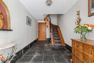 Op een uitstekende locatie te Mechelen bevindt zich deze charmante woning met dubbele garage en een bewoonbare oppervlakte van maar liefst 217 m²...