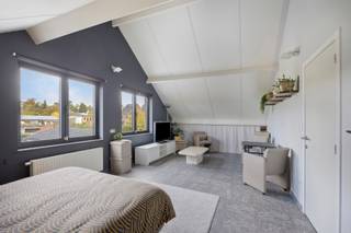 <p><strong><em>Zeer ruime villa en instapklare villa (2002 - 415 m²) met 5 kamers, 2 badkamers, dressing, garage, kelder met ontspanningsruimte, terras met pergola en een mooi aangelegde tuin met sier/zwemvijver en tuinberging op een perceel van 18a 25ca gelegen op een landelijke en rustige omgeving te Lubbeek.</em></strong><br /><strong><em>Deze villa is ook uitermate geschikt als kangoeroewoning of mogelijkheden voor vrij beroep.</em></strong><br /><strong><em>Ideaal voor wie houdt van klasse, maar ook van warmte en gezelligheid.</em></strong></p><p>De inkomhal verwelkomt je met ingebouwde vestiaire en gastentoilet. Gelijkvloers bevindt zich een grote slaapkamer met dressing en eigen badkamer – ideaal voor wie alles op één niveau wil.<br />De lichtrijke woonkamer met inbouwcassette en bar vormt het hart van de woning en biedt een prachtig uitzicht op de tuin en directe toegang tot het terras met pergola.<br />De ruime keuken met eethoek, afgewerkt in natuursteen, straalt luxe uit en is uitgerust met alle comfort. Daarnaast is er een praktische berging/wasplaats.</p><p>Op de verdieping zorgt de hoge nok voor een aangenaam, open gevoel.<br />Via de centrale nachthal bereik je vier mooie slaapkamers, waarvan één momenteel is ingericht als extra keuken – ideaal voor wie een kangoeroewoning overweegt. Verder is er een tweede badkamer en een extra berging.</p><p>De woning is volledig onderkelderd en biedt niet alleen enorm veel bergruimte, maar ook een ingerichte ontspanningsruimte.<br /><br />Er is een inpandige garage met elektrische sectionaalpoort en afgietbak, en aan de voorzijde zijn vier autostaanplaatsen voorzien.</p><p>De buitenruimte is al even uitnodigend: een ruim terras met pergola en sier/zwemvijver, omringd door een zorgvuldig aangelegde tuin met tuinberging – een plek waar je in alle rust kan genieten van de landelijke omgeving.</p><p><strong>Extra troeven</strong> maken van deze woning een bijzonder aanbod:<br />- Energiezuinige woning met EPC-label B (175 kWh/m²/jaar)<br />- Zonnepanelen met groene stroomcertificaten<br />- Regenwaterput van 10.000 liter en waterverzachter<br />- Alarm, surroundsysteem, inbouwspots<br />- Hoogwaardige materialen en een sfeervolle, luxueuze afwerking<br />- Volledig instapklaar, geen asbest en slechts beperkte aanpassingen aan de elektriciteit vereist</p><p>De ligging combineert rust en bereikbaarheid: op fietsafstand van het centrum van Lubbeek met winkels, scholen, apotheek, bib en sportfaciliteiten, en met uitstekende verbindingen richting Leuven, Tienen, Aarschot en Diest. De nabijheid van het Gouden Kruispunt maakt het extra praktisch.<br />Landelijk en groen: ideaal voor wandelingen en mooie fietstochten in het Hageland.</p><p><strong><em>Deze villa is de ideale keuze voor wie veel ruimte, kwaliteit en energiezuinig wonen wil combineren met een groene en rustige ligging.</em></strong><br /><strong><em>Ervaar de harmonie van luxe en leefcomfort – een bezoek zegt meer dan woorden.</em></strong></p><p>Meer info en foto's op<strong> www.living-stone.be</strong><br />Mail: an.warmoes@living-stone.be<br />Bel: 0494/ 08 12 21</p>