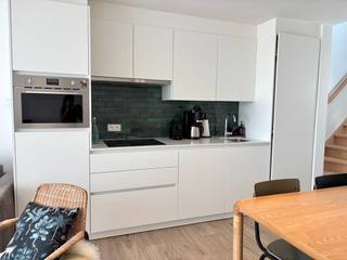Bijzonder mooie vakantiewoning te Oostduinkerke, met open zicht op 'De Zelte'. Dit klein en modern vakantiedomein bestaat uit 8 'strakke' Zuid-georiënteerde vakantiewoningen met tuintje en 2 parkeerplaatsen én ruime (fietsen)berging.<br />Indeling; inkom met open keuken voorzien van hippe faïence, leefruimte uitgevend op een prachtig terras in tropisch hardhout met voldoende privacy. Aansluitend heb je een privaat tuintje.<br />Het toilet is apart en er is een eerste praktische berging. Om de oppervlakte optimaal te benutten werd er gebouwd in niveaus. We zakken enkele trapjes en komen terecht in de eerste ruime slaapkamer met voldoende plaats voor een dubbel bed en een kast. Als we de trappen naar boven gaan komen we terecht in de nachthal met toegang tot de moderne badkamer met veel opbergmogelijkheden en een tweede slaapkamer, actueel voorzien van een bed met een breedte van 1.60m. Aan de voorzijde van de woning is er een buitenberging voorzien van fietshaken en voldoende ruimte om nog andere zaken te stallen. De afwerking is niet alleen top qua kwaliteit maar ook qua look.<br /><br />Deze vakantiewoning kan aangekocht worden met alle meubels en toestellen.<br /><br />Bel Dries, ook op zon-en feestdagen, 0478/937.935, of kom langs op kantoor 'Immo Maritiem' naast het kerkje in Nieuwpoort-bad.
