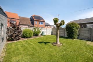 <p><strong>Ruime, instapklare gezinswoning met 4 slaapkamers op een perceel van ruim 6 are, rustig gelegen nabij Tienen<br /><br /></strong></p>
<p>Deze gerenoveerde woning, met een bewoonbare oppervlakte van ca. 295 m², combineert ruimte, comfort en een aangename ligging.<br /><br /></p>
<p>De woning beschikt over een lichtrijke leefruimte met open, volledig uitgeruste keuken, aangevuld met een tweede leefruimte die perfect dienst kan doen als speelkamer, bureau of ontspanningsruimte. Verder zijn er 4 volwaardige slaapkamers en 2 recente badkamers, wat deze woning uitermate geschikt maakt voor grotere gezinnen.<br /><br /></p>
<p>Praktisch comfort wordt verzekerd door 3 toiletten, een ruime stockagezolder en een dubbele garagebox met elektrische poorten.</p>
<p>Technisch is de woning eveneens goed uitgerust: zonnepanelen (16), pvc-buitenschrijnwerk (2007), conforme elektriciteit (2010) en centrale verwarming op stookolie (tank van 2700 liter).<br /><br /></p>
<p>Gelegen in een rustige, residentiële omgeving nabij Tienen, met een vlotte bereikbaarheid en alle voorzieningen in de nabije omgeving.<br /><br /></p>
<p><strong>Kortom: een ruime en instapklare woning met tal van troeven op een landelijke locatie.</strong></p>