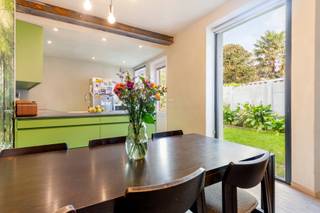 Kom deze energiezuinige woning ontdekken op zaterdag 19 september, tussen 11u en 16u (enkel op afspraak).<br /><br />Deze uitzonderlijke woning is een investering in jouw toekomst: doordacht ontworpen op het vlak van energieopwekking en energieverbruik, met ecologisch materiaalgebruik dat warmte en comfort combineert met duurzaamheid. Een thuis om vandaag van te genieten, en morgen nog steeds op te kunnen rekenen.<br /><br />Wat deze woning zo bijzonder maakt, is hoe ze meegroeit met jou. De indeling is slim afgestemd op verschillende levensfasen: of je nu een gezin sticht, je kinderen ziet uitvliegen, kangoeroewonen of gewoon op zoek bent naar een thuis die zich aanpast aan wat het leven brengt? Hier past de woning zich aan jou aan, en niet omgekeerd.<br /><br />En er is meer! Deze verstandig geconcipieerde woning is ook vergund voor de uitbating van een gastenkamer. Een unieke troef die zorgt voor een mooie bijkomende opbrengst. <br /><br />Wat maakt deze woning nog meer bijzonder?<br />👉 Meer dan 300 m² bewoonbare oppervlakte!<br />👉 EPC-label B, dankzij recente en grondige renovatiewerken.<br />👉 Energiezuinig, ecologisch én helemaal klaar voor morgen.<br /><br />Interesse in deze toekomstgerichte woning?<br />Maak een afspraak en kom het zelf ervaren.<br /><br />Contacteer Katrien voor het inplannen van uw bezoek:<br />📞 0477 46 53 11<br />📩 katrien@waeyler.be