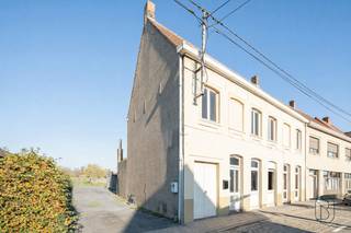 Propriété spacieuse avec commerce, habitation et parking idéalement située.<br /><br />Cette propriété polyvalente combine un espace commercial avec une habitation spacieuse et de nombreuses possibilités de stationnement. Grâce à sa situation stratégique sur l’axe reliant la Flandre occidentale et la Flandre orientale, ce bien convient parfaitement aux indépendants, professions libérales, activités commerciales ou horeca.<br /><br />Au rez-de-chaussée se trouvent un espace commercial avec café et une salle arrière, tous deux disposant d’une entrée séparée. Le niveau comprend également un espace salon/salle à manger supplémentaire, une cuisine et un garage.<br /><br />Le premier étage compte quatre chambres complètes et une salle de bains. Le grenier offre des possibilités d’extension et peut être aménagé en au moins deux chambres supplémentaires ou en espace hobby.<br /><br />À l’extérieur, vous profitez d’un vaste parking et d’un jardin. L’ensemble est implanté sur une parcelle de 1.064 m² et développe pas moins de 453 m² habitables.<br /><br />Un bien offrant un potentiel exceptionnel à un emplacement commercial de premier choix.<br /><br />Cette annonce comprend quelques visualisations générées par IA.<br />Plus d’informations ou planifiez votre visite : wim@immobeguin.be<br /><br />À vendre via Immo Beguin, votre expert immobilier depuis 2009, avec des bureaux à Renaix, Waregem, Courtrai, Deinze, Tournai et Lessines.