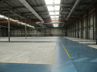 Logistieke site met 6.850m² magazijn (Hal A+E) met 12 los- laadkades, 3.500m² magazijn (Hal B+C) met 4 gelijkvloerse poorten, 590m² kantoren,...