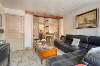 <p><span>Knusse rijwoning centrum Oudenaarde</span></p><p><span> </span></p><p><span>Indeling: </span></p><p><span>Inkomhal, ruime living met eetplaats, ingerichte keuken en toilet.</span></p><p><span>Op het verdiep zijn er 2 slaapkmrs en een badkamer ( douche).</span></p><p><span>Op de zolderverdieping zijn er 2 extra kamers. </span></p><p><span>Geen tuin.</span></p><p><span> </span></p><p><span>Technische weetjes : </span></p><p><span>Geen renovatieplicht D-label</span></p><p><span>Pvc ramen dubbel glas</span></p><p><span> </span></p><p><span>De ideale starterswoning of opbrengsteigendom. </span></p><p><span>Gelegen in het centrum van Oudenaarde op een boogscheut van het station, winkels en scholen. </span></p><p><span> </span></p><p><span>Maak je afspraak via <span>jurgen@immodhondt.be</span></span><span> </span></p><p><span> </span></p>