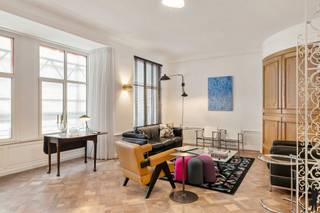 <p>Op een absolute toplocatie aan de prestigieuze Frankrijklei bevindt zich dit uitzonderlijk lichtrijke appartement met een indrukwekkende gevelbreedte van 10 meter. Dankzij de royale raampartijen baadt de woning in natuurlijk licht en geniet u van een uitgesproken gevoel van ruimte en openheid.</p>
<p>Het appartement werd volledig en hoogwaardig gerenoveerd met respect voor de authentieke elementen. De originele parketvloeren werden behouden en vormen samen met de nieuwe kwaliteitsramen een perfecte combinatie van charme en hedendaags comfort.</p>
<p>Een privatieve parkeerplaats is beschikbaar (bij aan te kopen aan €45.000). Daarnaast is er een private fietsenstalling.</p>
<p>Met een bewoonbare oppervlakte van 172 m² biedt dit appartement een zeldzame mix van elegantie en comfort. De ruime leefruimte sluit naadloos aan op de prachtige kwaliteitskeuken met exclusieve Gaggenau-toestellen, een droom voor elke kookliefhebber. Verder zijn er twee badkamers, waarvan één met sauna. Achteraan bevinden zich een zeer ruime slaapkamer en een aparte dressing of bureauruimte, ideaal voor wie in alle rust wil werken of ontspannen.</p>
<p>EPC C – Asbestveilig – Elektrische keuring conform – Gevel wordt momenteel professioneel gereinigd (kostprijs ten laste van de verkoper).</p>