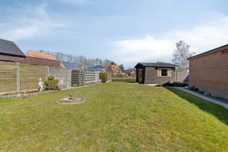 Rustig gelegen woning te Bel (Geel), op wandelafstand van enkele lokale winkels en de prachtige Belse Bossen, en met een vlotte verbinding naar de Zuiderring en de omliggende gemeentes Mol, Meerhout en Balen.<br /><br />Via de inkomhal, met gastentoilet, bereik je 2 aparte ruimtes. Deze kunnen ingericht worden als aparte eetkamer en TV kamer, of als woonkamer en bureel/praktijkruimte. Beide ruimtes zijn bereikbaar vanuit de keuken. De keuken is uitgerust met een elektrisch vuur, dampkap, oven en koelkast. Verder is er op het gelijkvloers een wasplaats, een berging en een sas met een douche. De aanbouw aan de rechtse zijde van de woning werd in 1992 gebouwd.<br /><br />Op de verdieping geeft de nachthal uit op 2 ruime slaapkamers en een badkamer. De ruime overloop kan, mits het plaatsen van een muur, ingericht worden als kinderkamer.<br /><br />De ruime zolder biedt voldoende opbergmogelijkheden.<br /><br />Buiten is er een overdekt terras en een bijgebouw aanwezig, heden opgedeeld in een garage en een opslagruimte/werkplaats. Achteraan de tuin is er een tuinhuis.<br /><br />Ideaal pand voor wie wonen en werken wil combineren. De voormalige winkelruimte vormt de perfecte basis voor een vrij beroep, kantoor of handelszaak (bv. bakker, kinesist, schoonheidssalon of boetiek). Extra troef: er is voldoende parkeergelegenheid voor klanten voor de deur.<br /><br />Dit pand is onderworpen aan de renovatieverplichting van de Vlaamse overheid voor residentiële gebouwen (behoudens bij sloop binnen 6 jaar na de aankoop). Consulteer voor meer informatie de website van het Vlaams Energie- en Klimaatagentschap via https://www.vlaanderen.be/een-huis-of-appartement-kopen/renovatieverplichting-voor-residentiele-gebouwen.<br /><br />Mogelijke financiële tegemoetkomingen (indien u aan de voorwaarden voldoet): sloop & heropbouw of renovatie aan 6% BTW, premies voor renovatie en de Mijn VerbouwLening (tot € 60.000).
