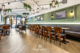 Voor meer info en foto’s, surf naar www.swevers.be – Dit handelspand met appartement aan de Koolmijnlaan 193 in Heusden-Zolder biedt een perfecte combinatie van wonen en werken. Met een totale oppervlakte van 262 m² en volledig gerenoveerd in 2019, is het pand instapklaar. De handelsruimte van 117 m² op de begane grond is ideaal voor een winkel of horecazaak, terwijl de eerste verdieping een moderne keuken en ruime woonkamer herbergt. Op de tweede verdieping bevinden zich twee slaapkamers en een volledig uitgeruste badkamer. Extra troeven zijn de kelder van 12 m², een ruim terras en 42 zonnepanelen. De ligging, op slechts 100 meter van scholen en openbaar vervoer en op 2 kilometer van de snelwegen, maakt dit pand zeer aantrekkelijk voor ondernemers. Voor meer informatie, bel 011 255 155. Bron bewoonbare oppervlakte: EPC – verslag.