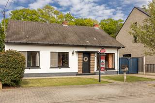 Palton troeven:<br /><br />- Perceel van ca. 878 m²<br />- 4 slaapkamers<br />- Gelijkvloers wonen mogelijk<br />- Prachtige tuin, volledig omheind<br /><br />Welkom bij kasteeldreef 18 in Tielen! Deze pittoreske woning bevindt zich op een prachtig perceel van ca. 878 m² rustig gelegen kort nabij het centrum van Tielen.<br /><br />Op het gelijkvloers komt u via de inkomhal uit in de ruime living waar het dankzij de vele raampartijen en de gezellige haard goed vertoeven is. Via de schuifpui komt u uit op het overdekt terras. Grenzend aan living bevindt zich de leefkeuken welke volledig geinstalleerd is, met onder andere een keramische kookplaat, dampkap, oven, koelkast met vriesgedeelte en een vaatwasser. Met drie slaapkamers en ingerichte badkamer (met douchecabine, dubbele lavabo in meubel en toilet) op het gelijkvloers is deze woning ook ideaal om gelijkvloers te wonen.<br /><br />Via de vaste trap bereikt u de zolderverdieping, ingedeeld in twee volwaardige ruimtes met een houten vloer en onderhoudsvriendelijke veluxramen. Deze kunnen perfect dienen als extra slaapkamers of ontspanningsruimte. Verder is er een tweede badkamer met ligbad, lavabo en toilet, evenals een Russische sauna op deze verdieping. Ook is er bijkomende opbergruimte voorzien.<br /><br />Buiten kunt u volop van het terras op de binnenplaats en de diepe achtertuin genieten. De fraai aangelegde tuin is volledig omheind, biedt optimale privacy en vormt een oase rust. Centraal in de tuin bevindt zich een sfeervolle kiosk met een houten vloer en elektriciteitsaansluiting.<br /><br />Dankzij de ruime parkeergelenheid voor de woning en de dubbele garage, bereikbaar via een afgesloten oprit, beschikt u steeds over voldoende parkeerruimte en optimaal comfort.<br /><br />Bent u opzoek naar een rustig gelegen, vrijstaande, instapklare woning ?<br />Neem dan snel contact op via Judith@palton.be of bel naar +32492-78 31 74.